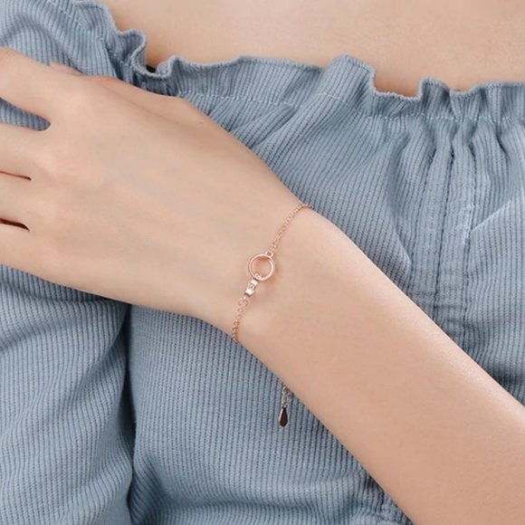 NEW Rose Gold Interlocking Circle Bracelet - Picture 3 of 8